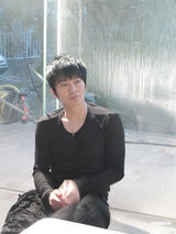 组图：孙耀威MV携手松冈李那亲足两小时