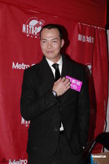 组图：陈法拉优雅短裙秀美腿 相偕谢天华迎新年