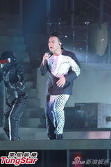 组图：陈奕迅开唱造型似黑山老妖 少说话多唱歌