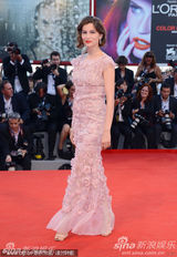 组图：威尼斯闭幕红毯 卡斯特粉群亮相优雅迷人