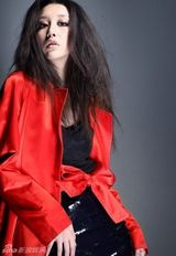 组图：唐雯“中国红”写真大片 性感妖娆霸气十足