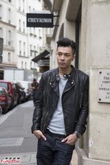 组图：周柏豪皮褛装游走巴黎欣赏街头艺人