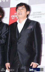 组图：刘在石UEE等韩众星亮相KBS演艺大奖红毯