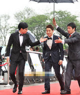 组图：刘在石现身百想红毯气质沧桑