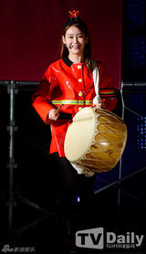 组图：韩蜡笔团金长勋慰问消防兵 穿制服献唱