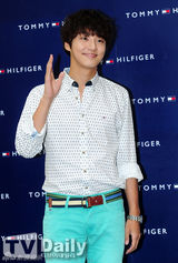 组图：少时SHINee李玹雨等捧场时装上市活动