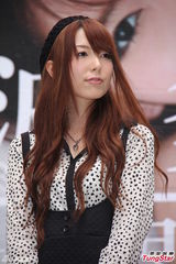 组图：波多野结衣翘腿卖萌引宅男疯狂捧场