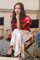 组图：板野友美站绯闻女孩泰勒旁被衬小短腿