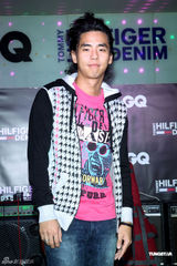 组图：柯有纶为服装助阵演出 透露新专辑12月发行