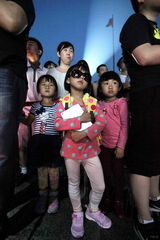 组图：金牌大风新人校园开唱 谢安琪义气相挺