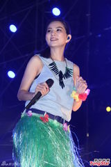 组图：田馥甄比基尼装现身 卖力演出与粉丝互动