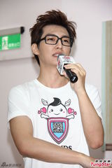 组图：炎亚纶亮相公益活动 戴黑框眼镜显斯文