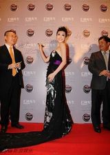 组图：巩新亮出席活动 抹胸礼服不合身险走光