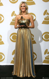 高清组图：格莱美后台 凯莉-安德伍德展示奖杯