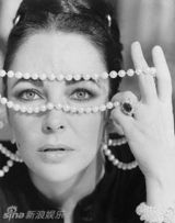 组图：凯特-温丝莱特登杂志封面 向玉婆致敬