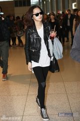 组图：宋承宪韩孝珠亮相机场 将出席MAMA颁奖礼