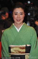 幻灯图：《孩子们没事》首映 朱丽安-摩尔黑裙性感