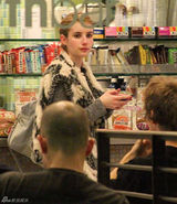 组图：艾玛-罗伯兹街拍LOOK奶油色黑纹马甲保暖