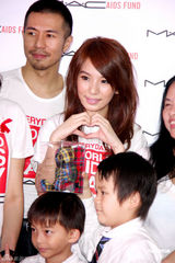 组图：Hebe亲切可爱热心公益 透露Ella赴美学英文