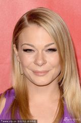 组图：黎安-莱姆丝深V身材火辣 搂帅气男伴大笑