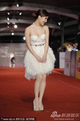 组图：《低俗喜剧》剧组亮相 郑中基余思敏晒恩爱