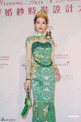 组图：林莉披翡翠装婚纱 直言不为试爱而拍拖