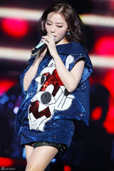 高清组图：张靓颖广州公益开唱 为受灾民众祈福