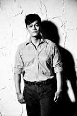 组图：杨志刚黑白文艺大片彰显不羁性感