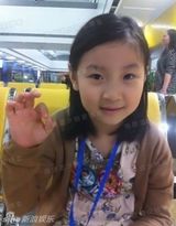 组图：45岁歌手张蔷6岁女儿可爱近照曝光