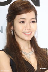 组图：侯佩岑小露性感为珠宝站台 展露事业线