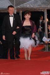 组图：黄岳泰夫妇走红毯 妻子白色蓬裙显活力