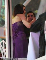 组图：前阿汤嫂凯蒂火速觅第二春 神秘男搂腰摸玉臂