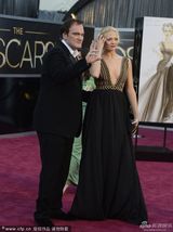 组图：导演昆汀-塔伦蒂诺携女伴亮相红毯