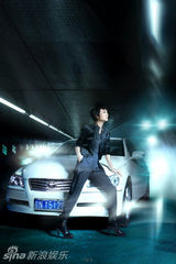 幻灯图：孔琳汽车大片曝光 黑白配尽显贵族气质