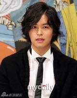 组图：张根硕演《漂亮男人》剪乱发变玉面小生