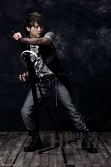 组图：黄义达拍大片 演绎70年代摇滚风