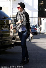 组图：海瑟薇便装亮相 黑白搭配演绎秋日时尚