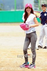 组图：韩星安在旭洪秀雅等参加明星棒球大赛