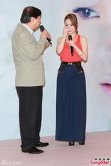 组图：阿娇(钟欣桐)《桐花》专辑祝捷会上欣喜落泪