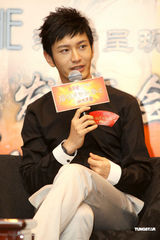 幻灯图：张静初深V裙展妩媚 黄晓明露无厘头坏笑 