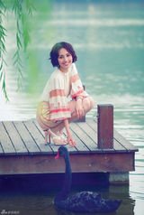 组图：袁泉杂志封面曝光 森林恬静漫步与黑天鹅共舞