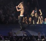 组图：比伯曝吸大麻后首登台 脱上衣半裸秀身材