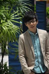 高清图：胡夏“萌”游新加坡 造型经典笑容灿烂