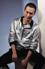 组图：茅子俊《魅力先生》拍性感写真露腹肌