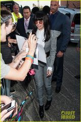 组图：GaGa米老鼠造型亮相 高垫肩圆墨镜显囧相