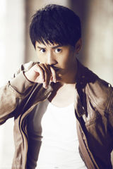 组图：张天其硬朗写真 展型男气质