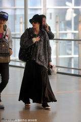 组图：黄圣依厚外套搭长裙 裙角飘飘淑女有型