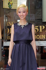 组图：桂纶镁和韩国少女时代孝渊黄发出席活动