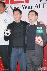 组图：张国强热爱足球 望与家人组队