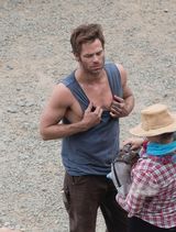 组图：克里斯-派恩新片扒衣露胸肌 罗比秀美腿